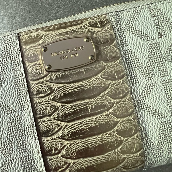 Michael Kors Large Double Zip Wallet Wristlet White Gold Authentic Like New - Picture 3 of 6